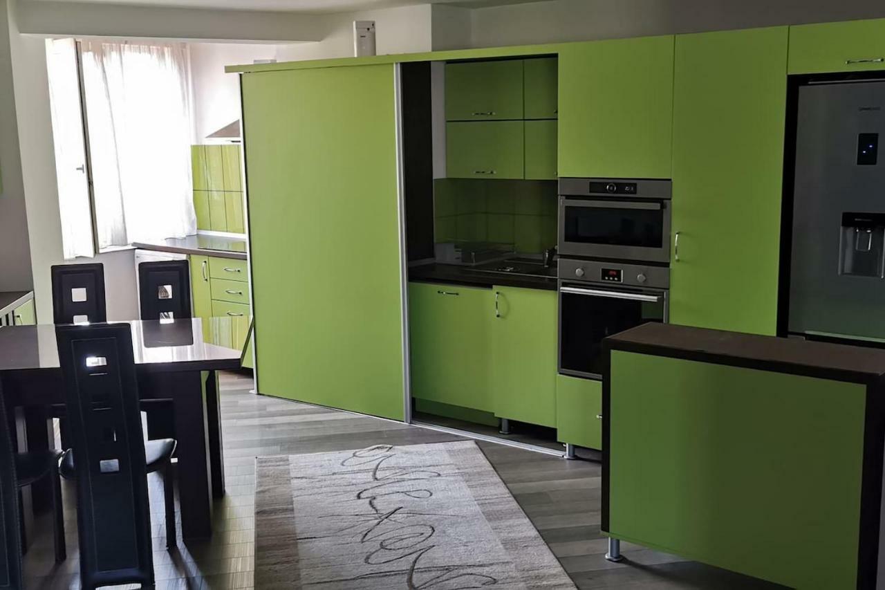 Luxury Apartment With Two Bedrooms And Large Living Room, 100 Square Meters, City Center Oradea Εξωτερικό φωτογραφία
