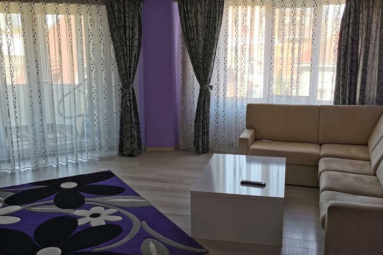 Luxury Apartment With Two Bedrooms And Large Living Room, 100 Square Meters, City Center Oradea Εξωτερικό φωτογραφία